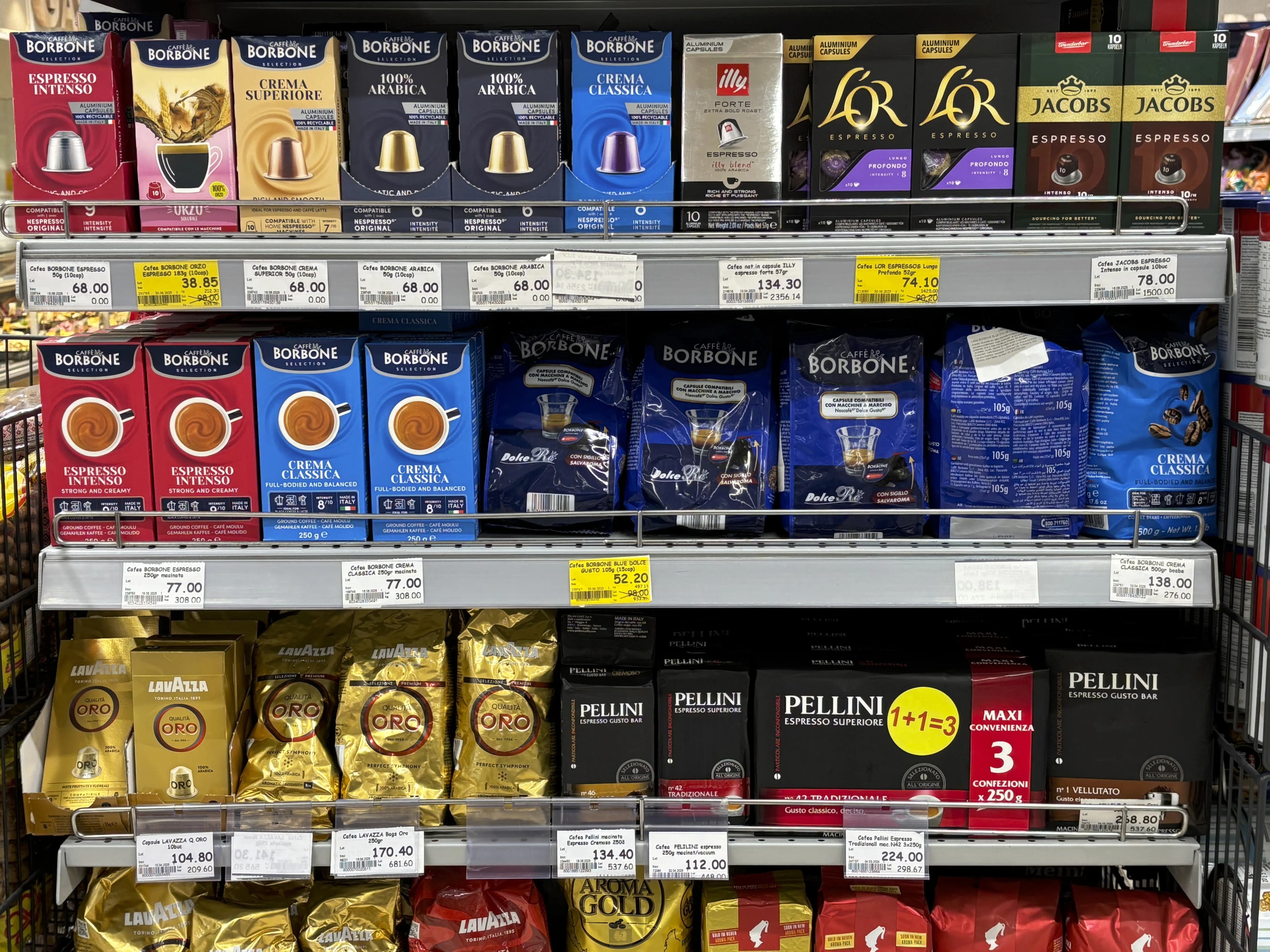 Raftul cu diferite pachete de cafea din suparmarket